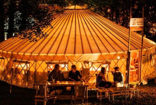 Jurte Teehaus Aussen Nacht Zeltwelt E1415104837678